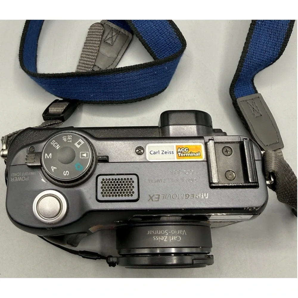 Sony Cyber-shot DSC-S85 4.1MP Digital Camera Bundle Carl Zeiss Lens 128MB Stick